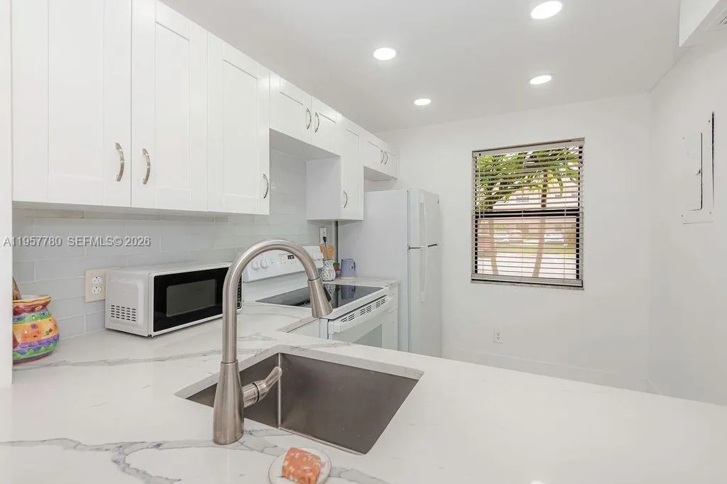 2 bedroom 2 bath for sale at 10434 Sunrise Lakes Blvd # 109, Sunrise FL 33322