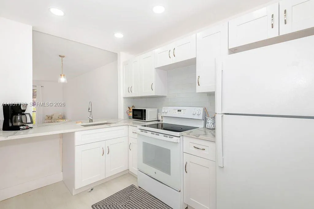 10434 Sunrise Lakes Blvd # 109, Sunrise FL 33322