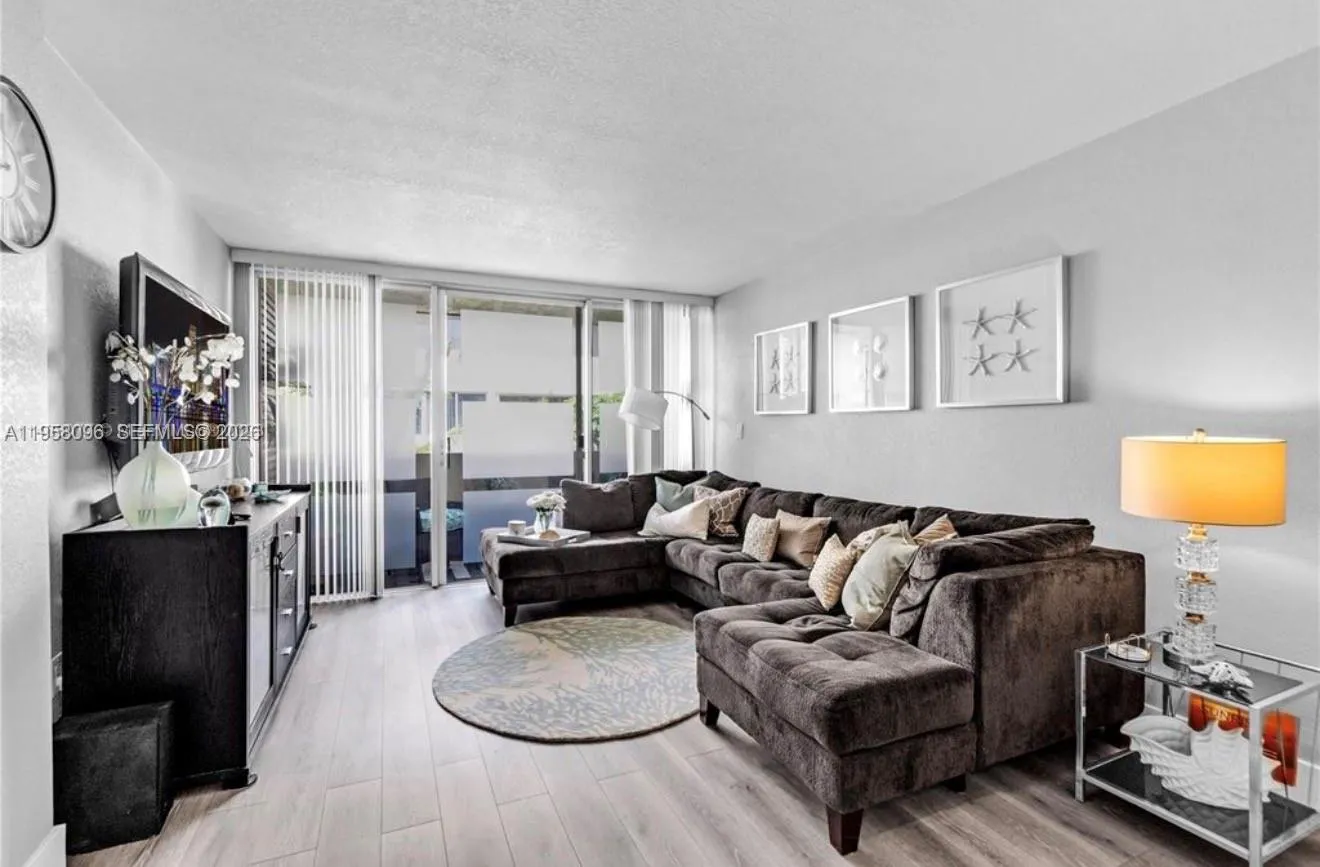 830 NW 87t ave # 303, Miami FL 33172