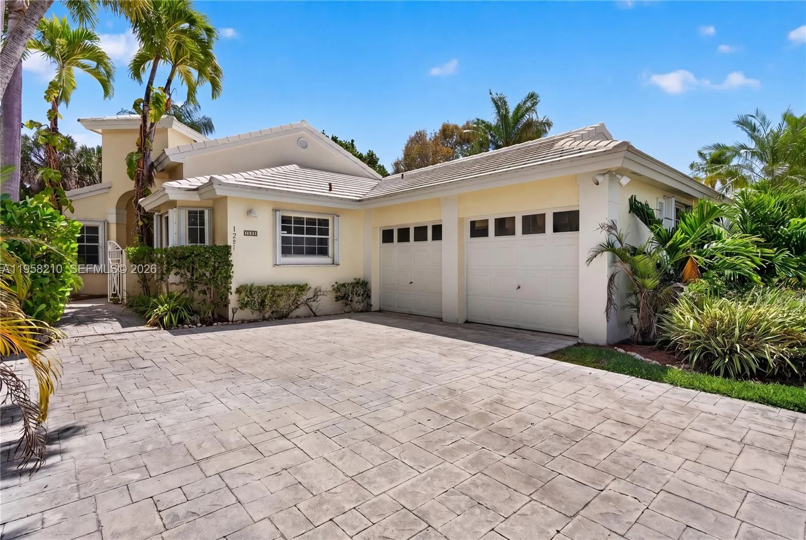 1251 E Wilshire Cir E, Pembroke Pines FL 33027