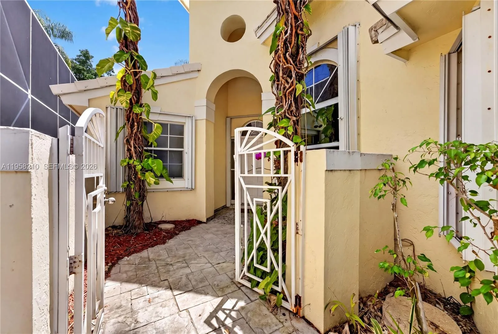 1251 E Wilshire Cir E, Pembroke Pines FL 33027