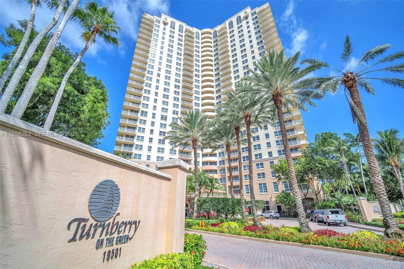 1 bedroom 1 bath for sale at 19501 W Country Club Dr # 2011, Aventura FL 33180