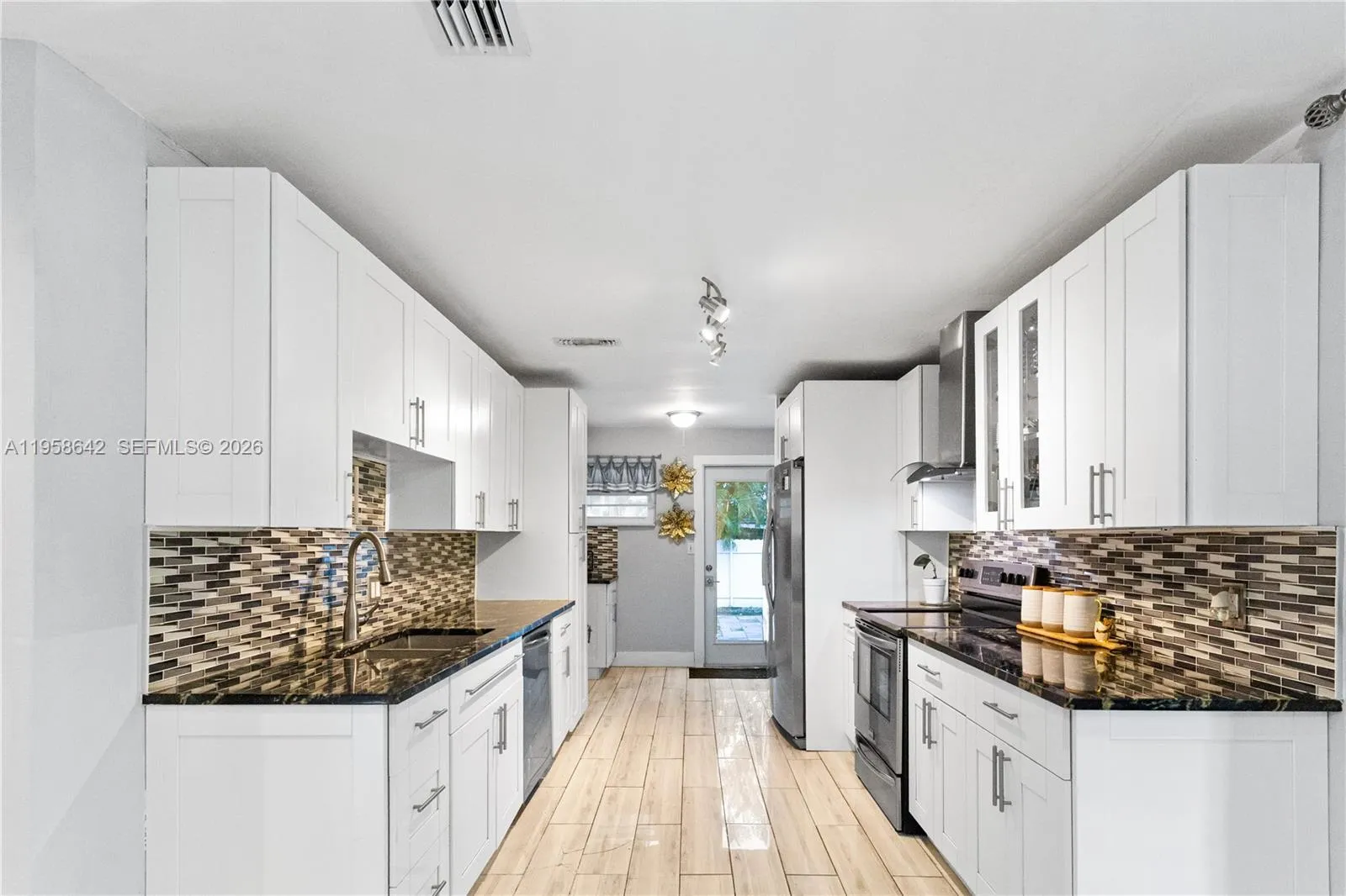 821 N 73rd Ter, Hollywood FL 33024