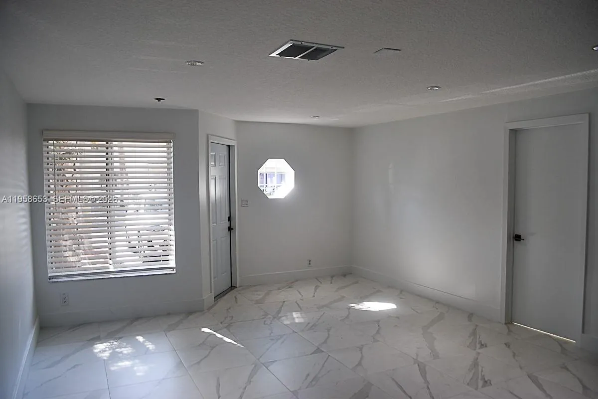 9763 NW 37th St, Sunrise FL 33351