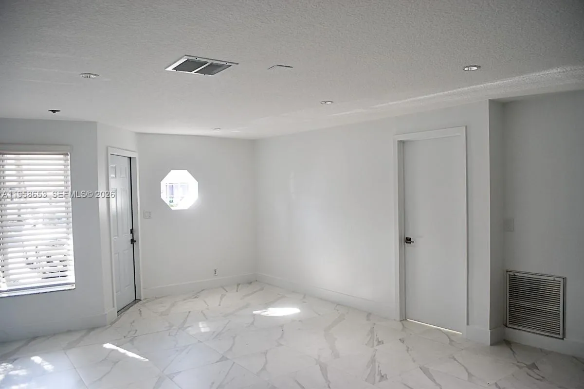 9763 NW 37th St, Sunrise FL 33351