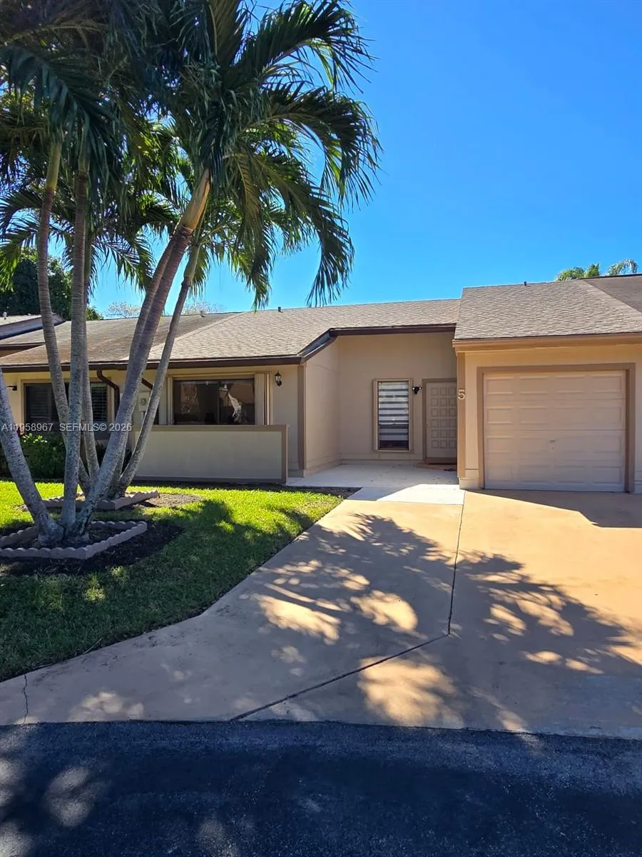 5 Rogart Cir, Boynton Beach FL 33426