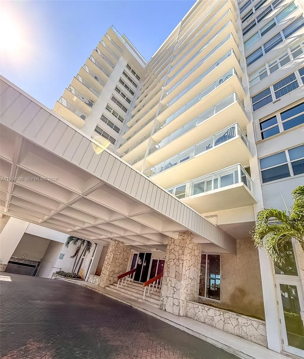 2 bedroom 2 bath for sale at 5750 Collins Ave # 6J, Miami Beach FL 33140