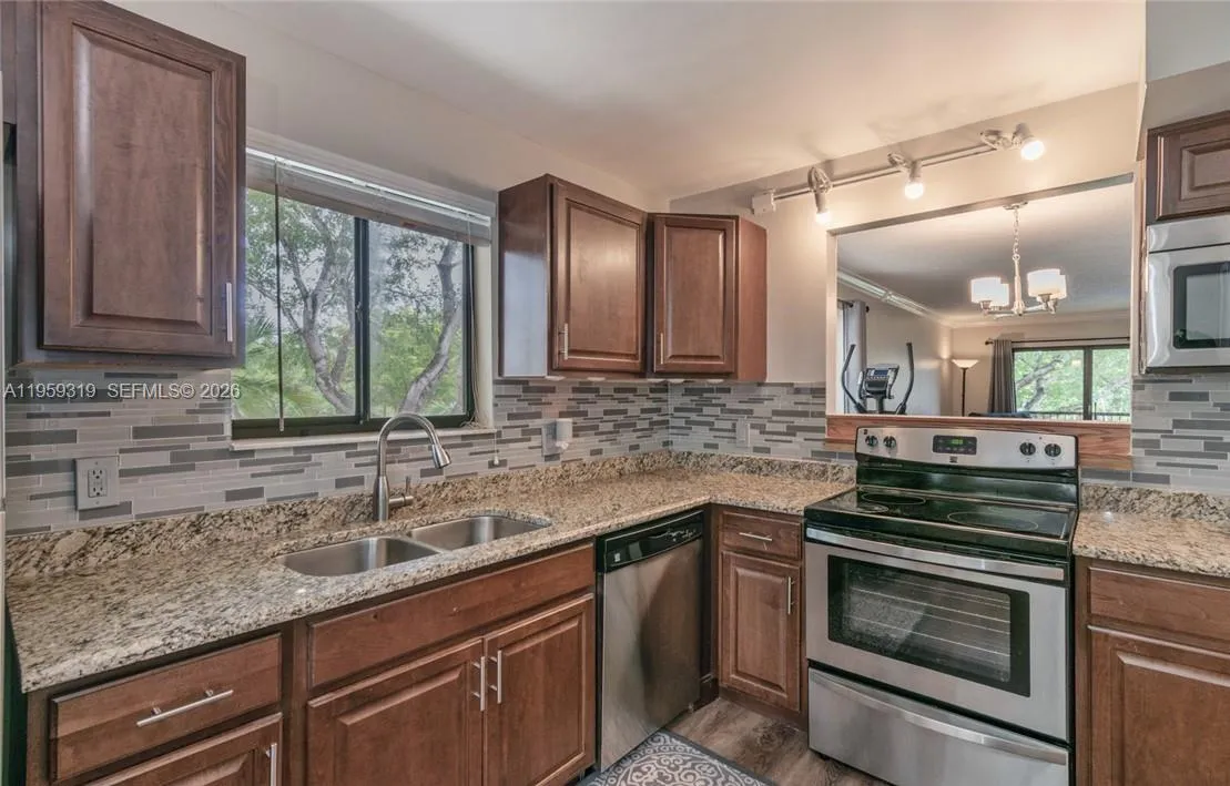 402 Lakeview Dr # 201, Weston FL 33326
