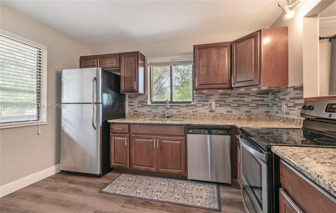402 Lakeview Dr # 201, Weston FL 33326