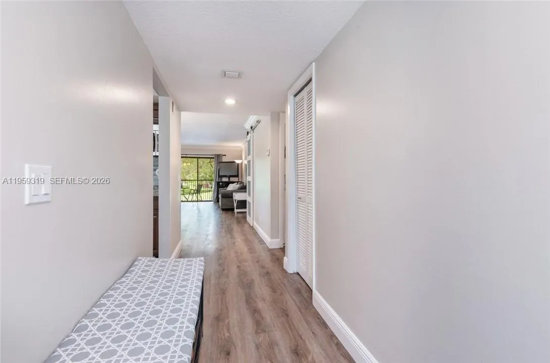 402 Lakeview Dr # 201, Weston FL 33326