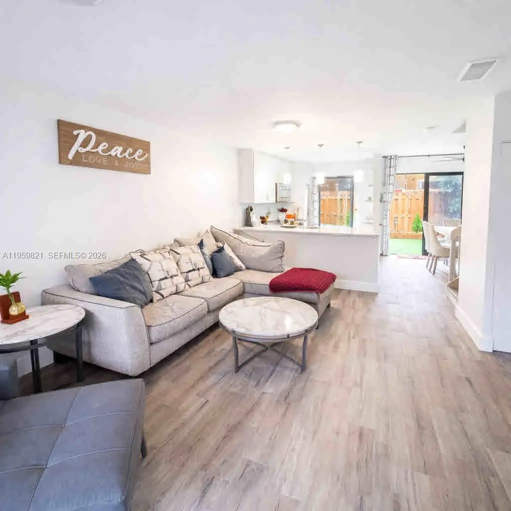 1074 NE 210th Terr, Miami FL 33179