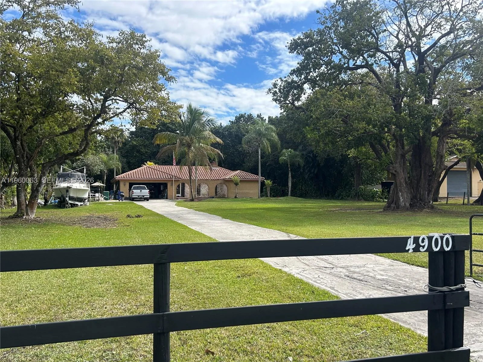 4 bedroom 2 bath for sale at 4900 SW 178th ave, Southwest Ranches FL 33331