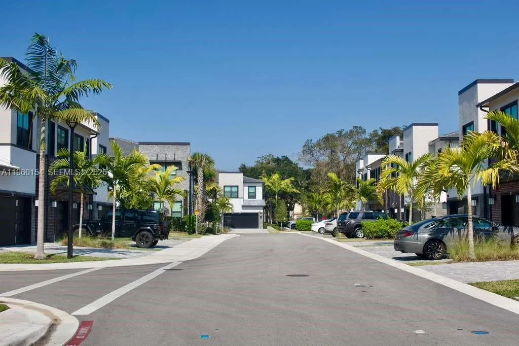 8352 NW 7th Pl, Plantation FL 33324