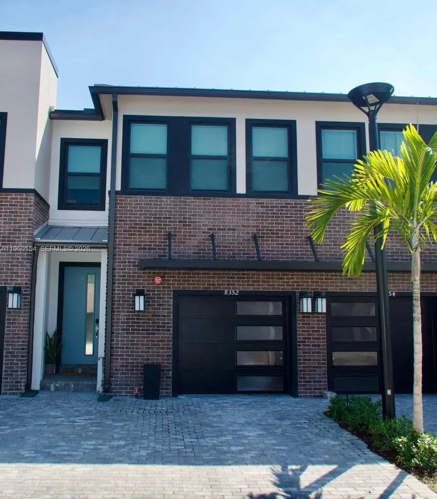 8352 NW 7th Pl, Plantation FL 33324
