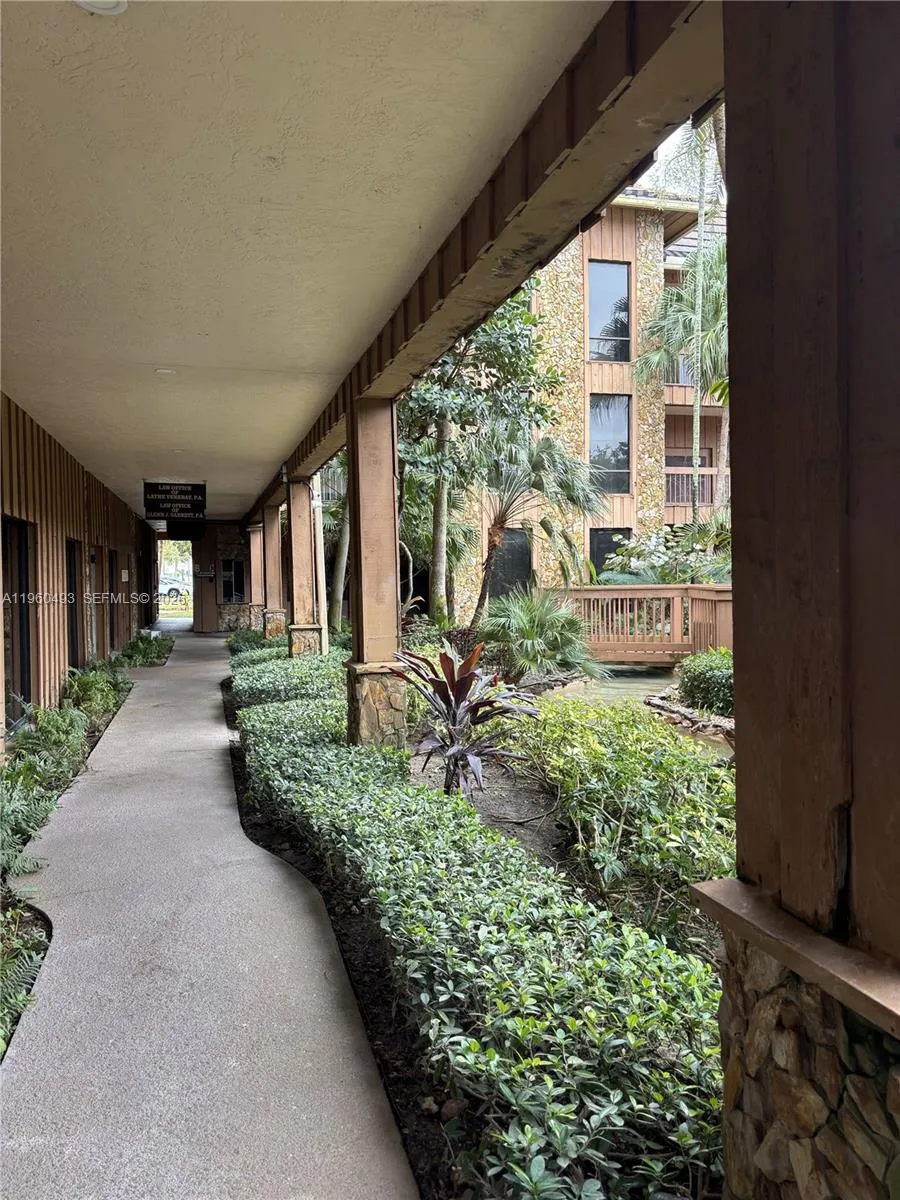 7800 W Oakland Park Blvd # 102, Sunrise FL 33351