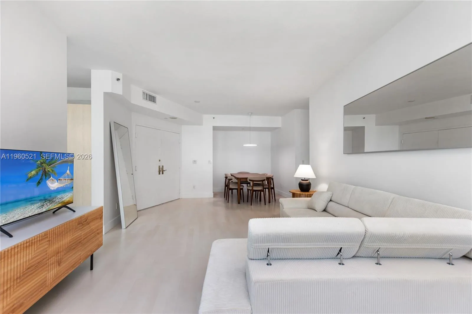 300 S Pointe Dr # 907, Miami Beach FL 33139