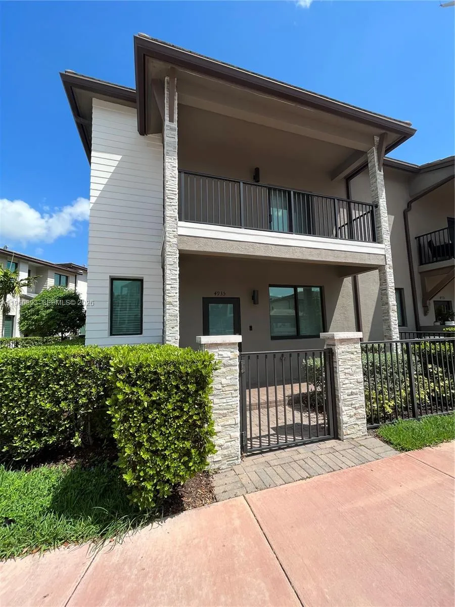 3 bedroom 2 bath for sale at 4935 NW 84th Ave # 0, Doral FL 33166