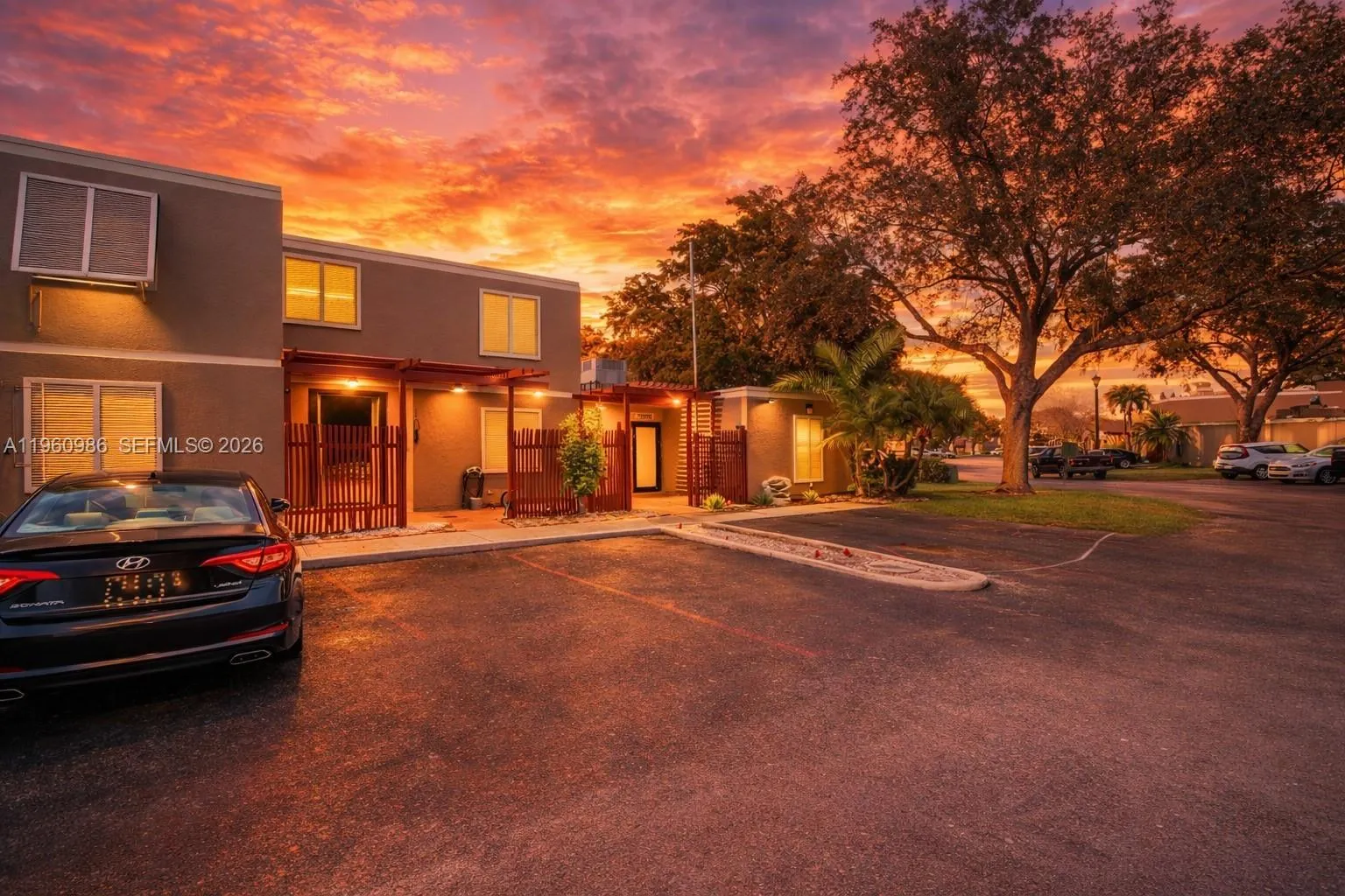 10911 N Lakeview Dr, Pembroke Pines FL 33026