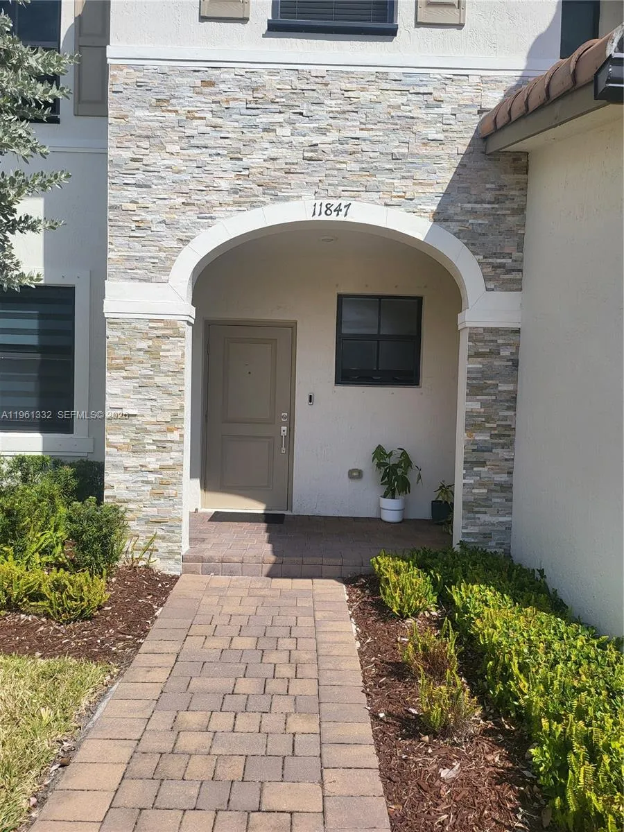 3 bedroom 2 bath for sale at 11847 SW 246th Ter, Homestead FL 33032