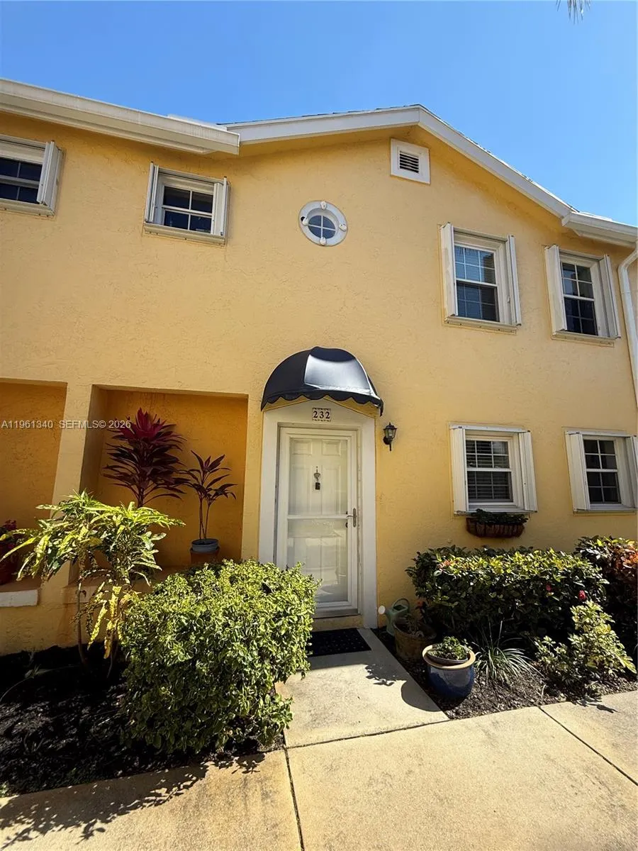 2 bedroom 2 bath for sale at 232 Waterside Dr, Hypoluxo FL 33462