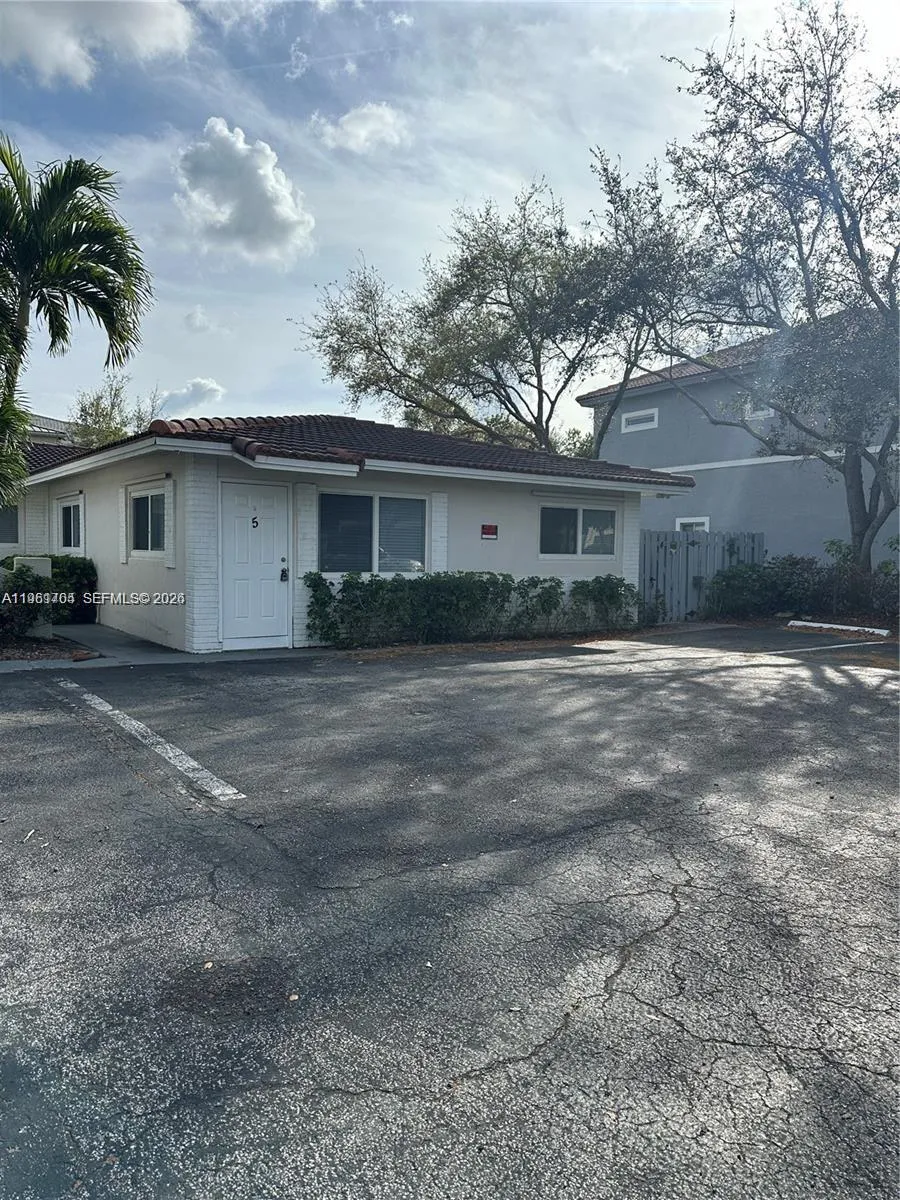 8704 NW 38th Dr, Coral Springs FL 33065