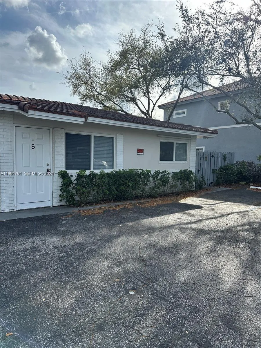 8704 NW 38th Dr, Coral Springs FL 33065