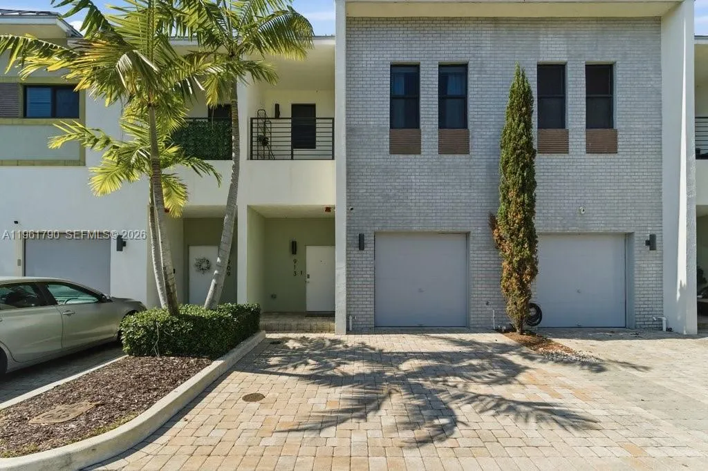 3 bedroom 2 bath for sale at 913 NW 45th Ter, Plantation FL 33317
