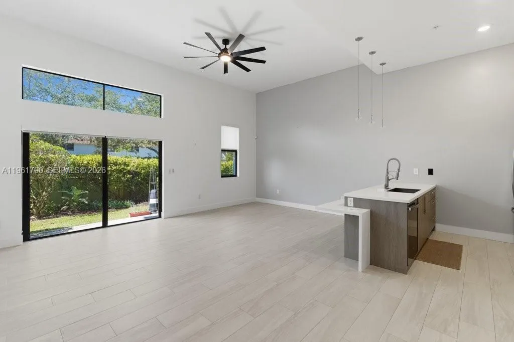 913 NW 45th Ter, Plantation FL 33317