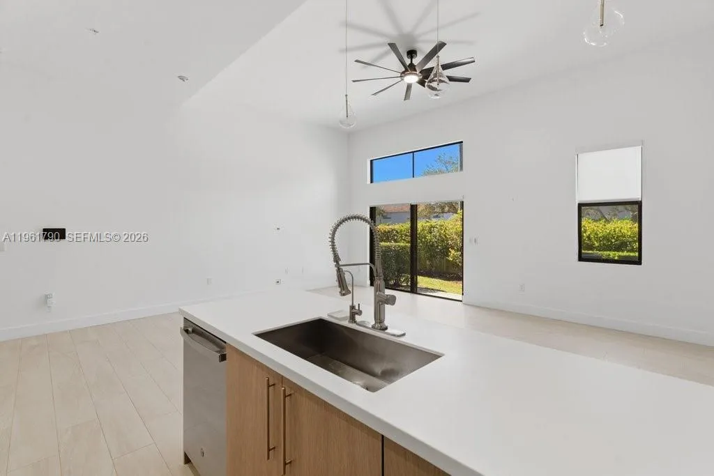 913 NW 45th Ter, Plantation FL 33317