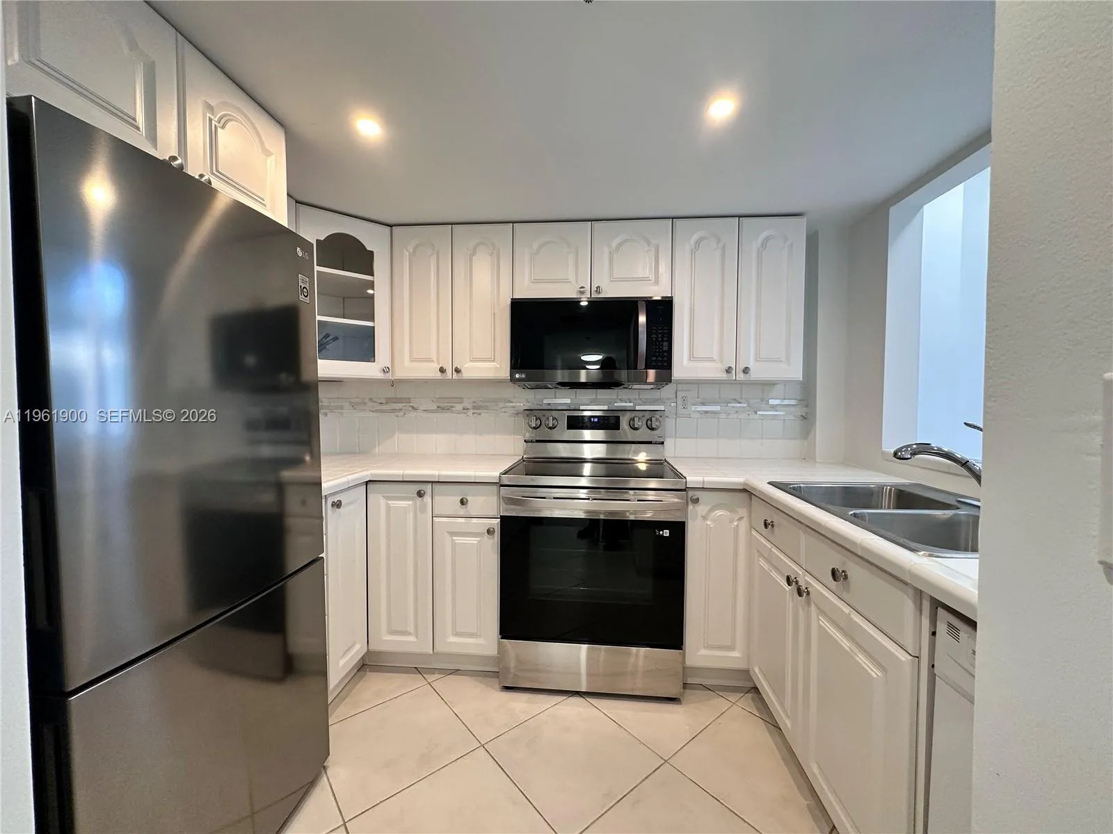 1 bedroom 1 bath for sale at 540 Brickell Key Dr # 302, Miami FL 33131