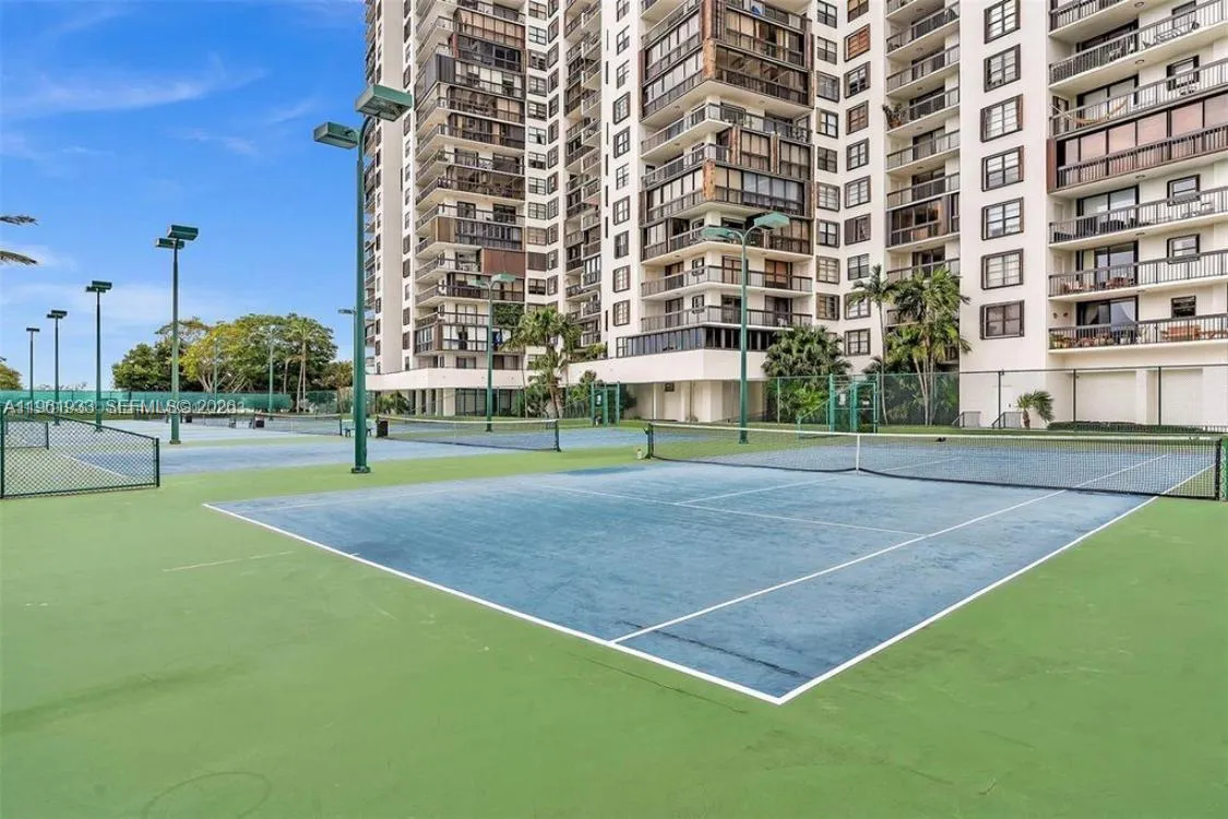 2 bedroom 2 bath for sale at 2333 BRICKELL AV # 612, Miami FL 33129