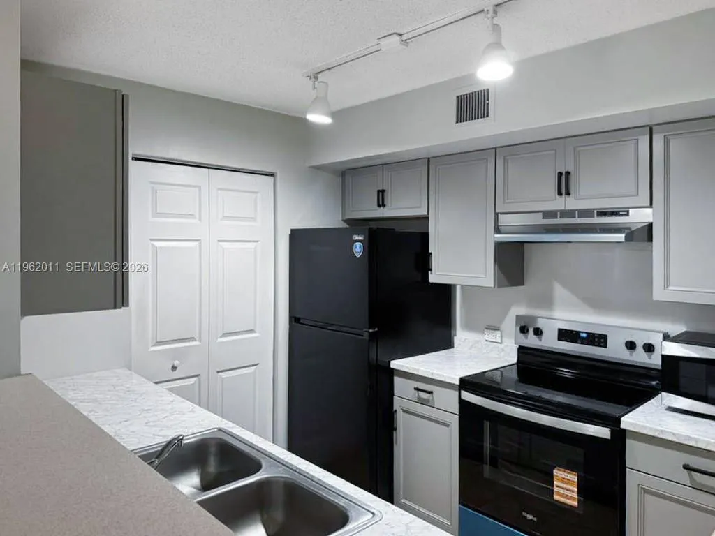 11133 SW 8th St # 104, Pembroke Pines FL 33025