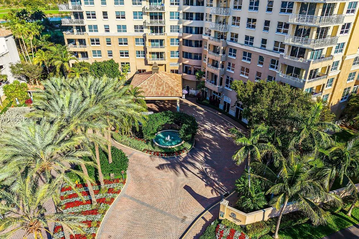 2 bedroom 2 bath for sale at 19501 W Country Club Dr # 2513, Aventura FL 33180