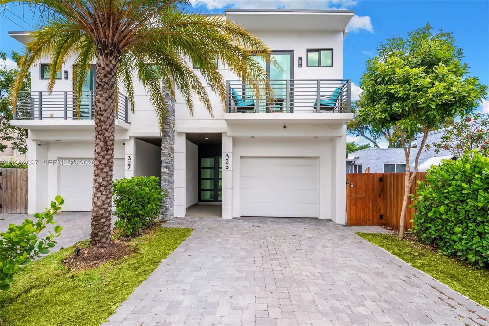 4 bedroom 4 bath for sale at 325 SW 16th St # A, Fort Lauderdale FL 33315