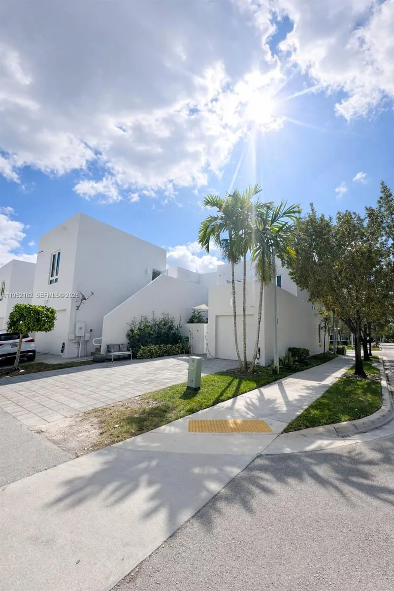 10565 NW 64th Way, Doral FL 33178