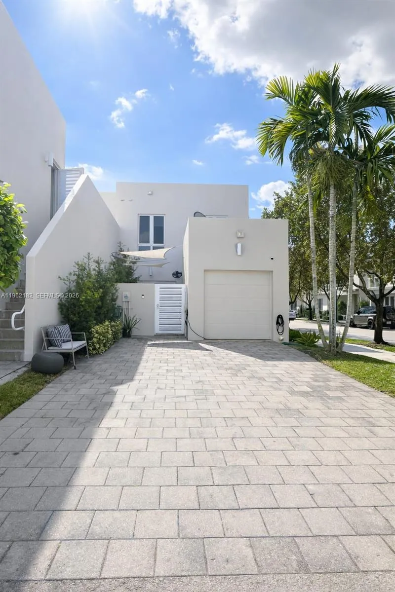 10565 NW 64th Way, Doral FL 33178