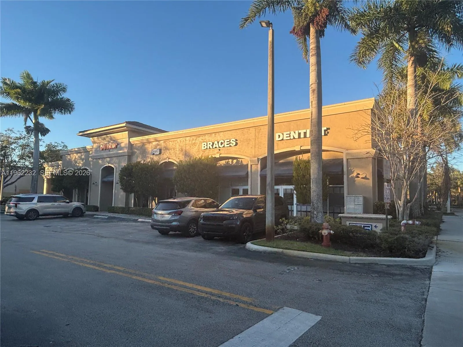 2575 Glades Cir, Weston FL 33327
