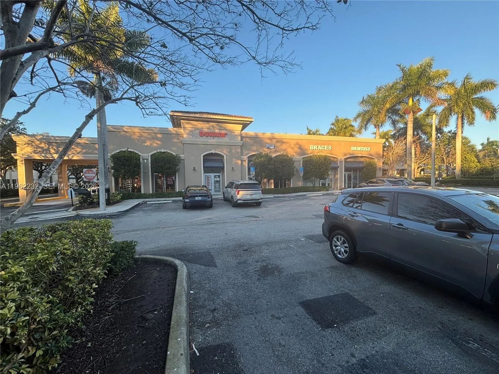 2575 Glades Cir, Weston FL 33327