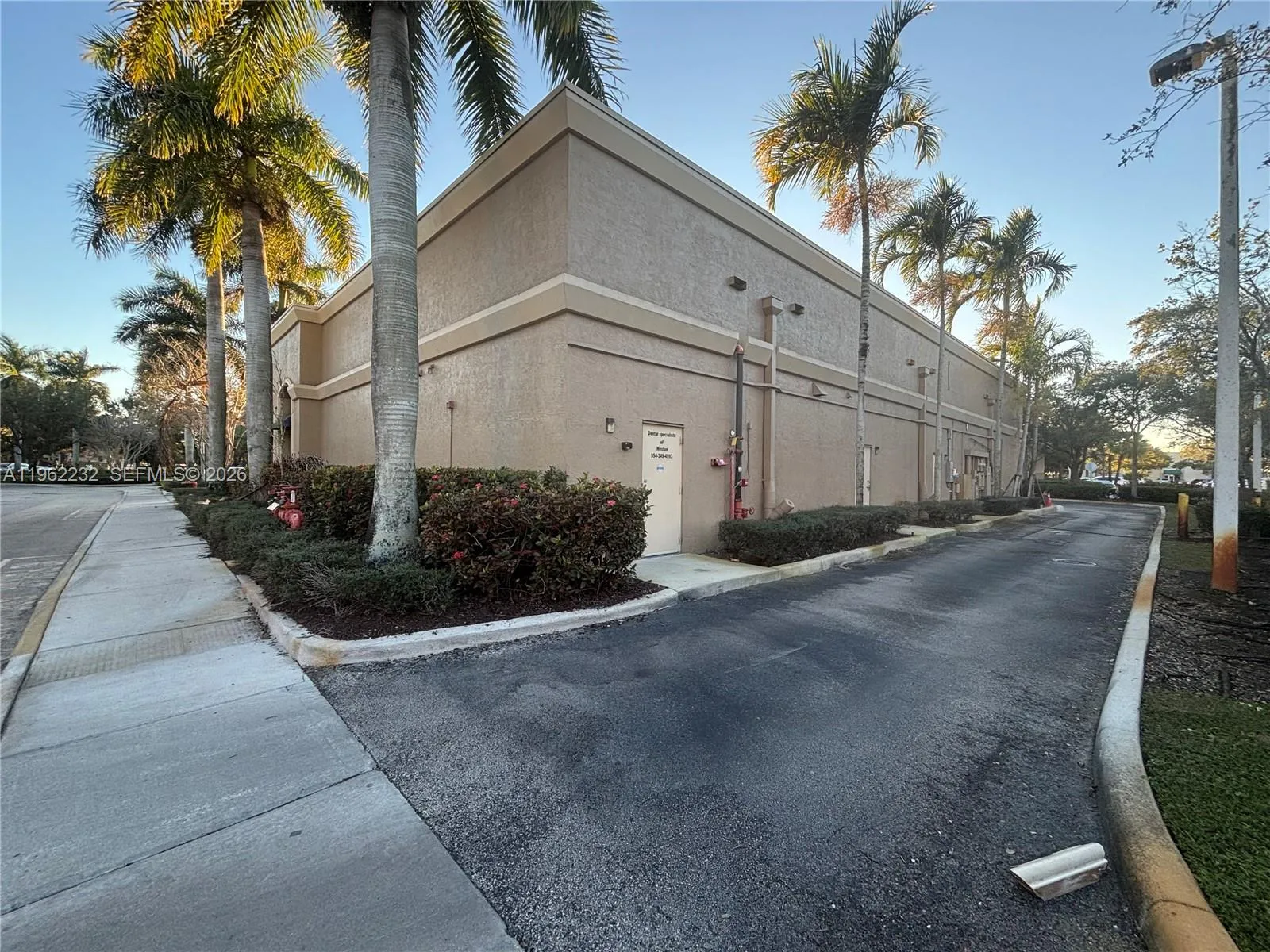 2575 Glades Cir, Weston FL 33327