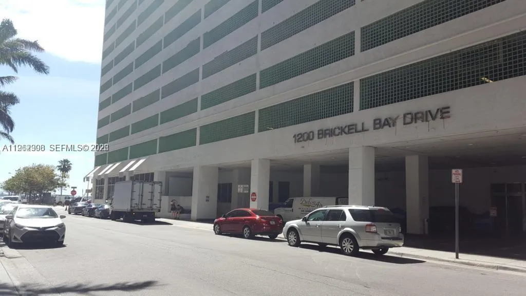 1 bedroom 1 bath for sale at 1200 Brickell Bay Dr # 2506, Miami FL 33131