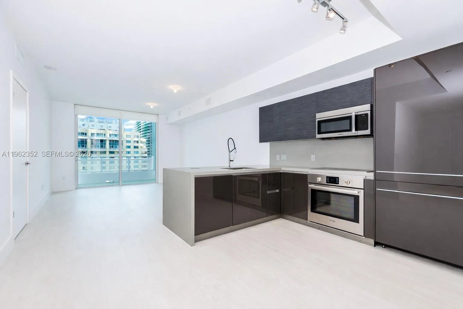 1 bedroom 1 bath for sale at 1080 Brickell Ave # 1706, Miami FL 33131