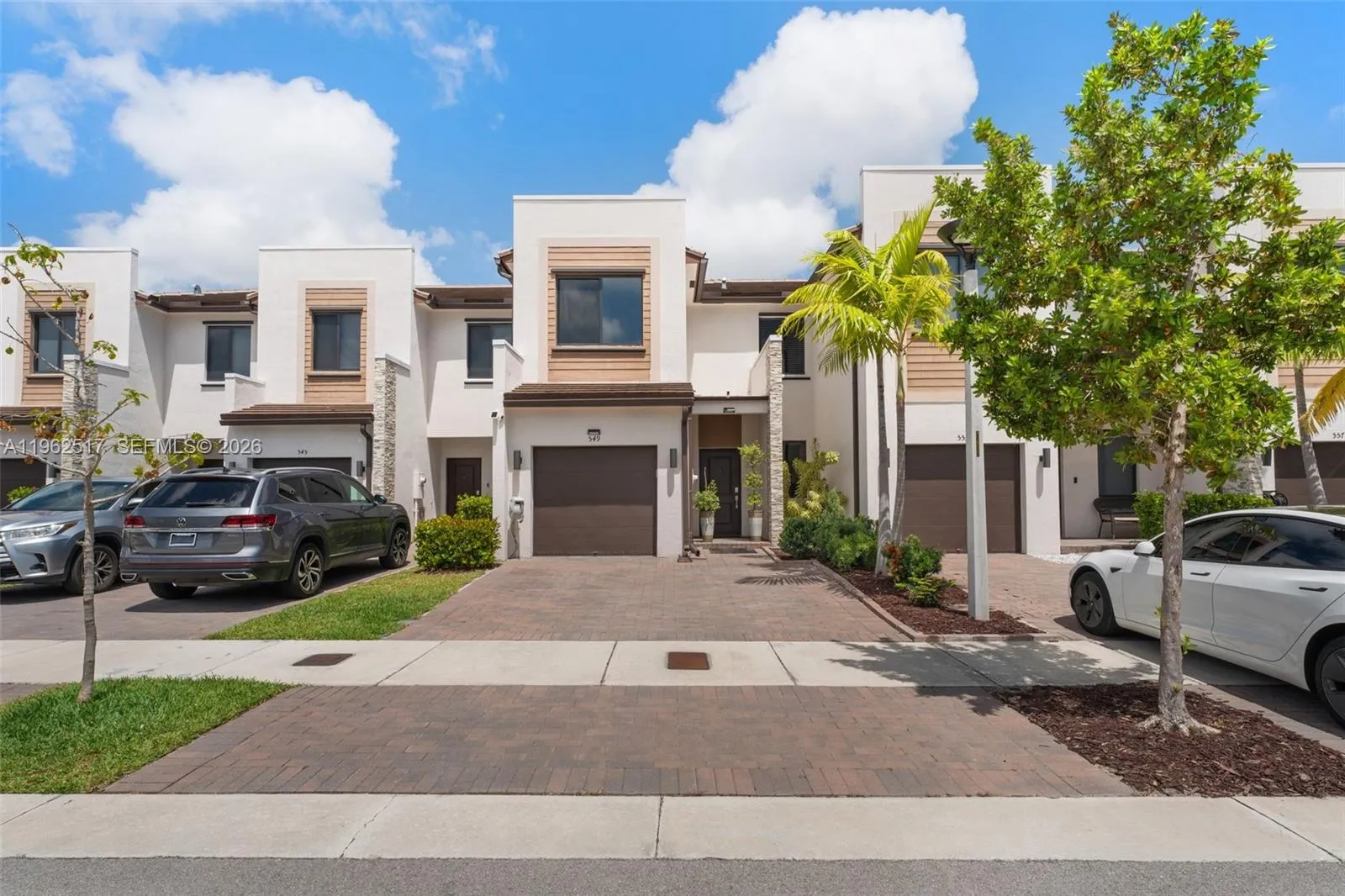 3 bedroom 2 bath for sale at 549 NE 206th Ln, Miami FL 33179