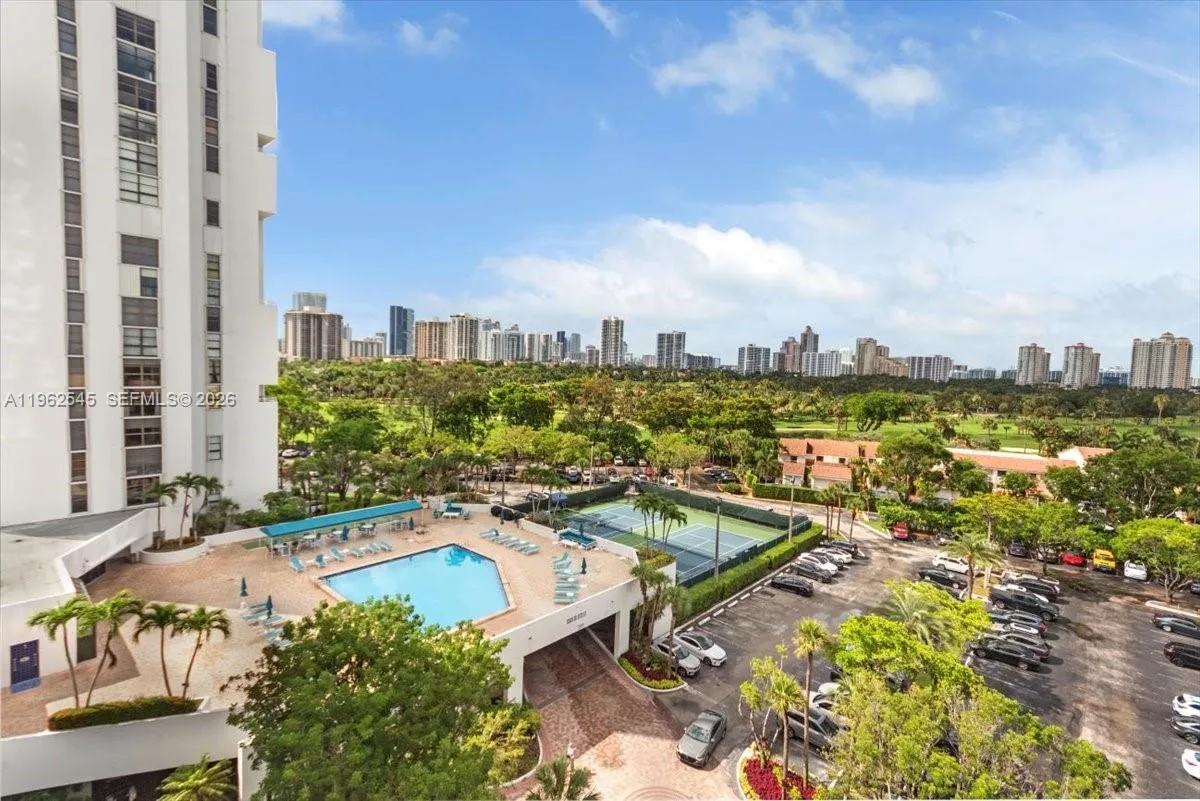 3 bedroom 3 bath for sale at 20225 NE 34th Ct # 917, Aventura FL 33180