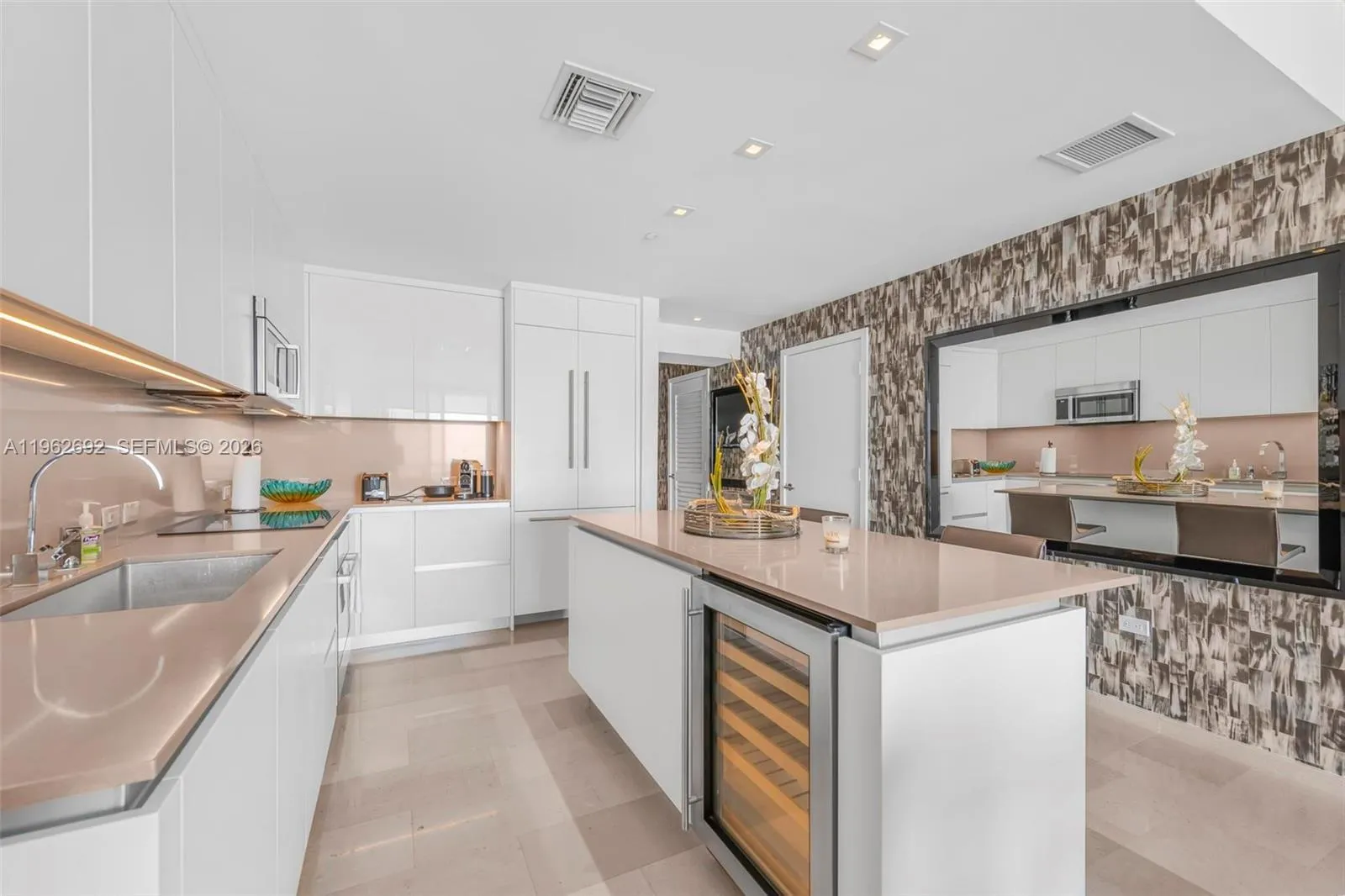 88 SW 7th St # 3806, Miami FL 33130
