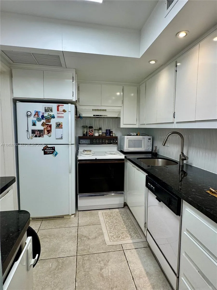 2 bedroom 2 bath for sale at 2940 NE 203rd St # C, Aventura FL 33180