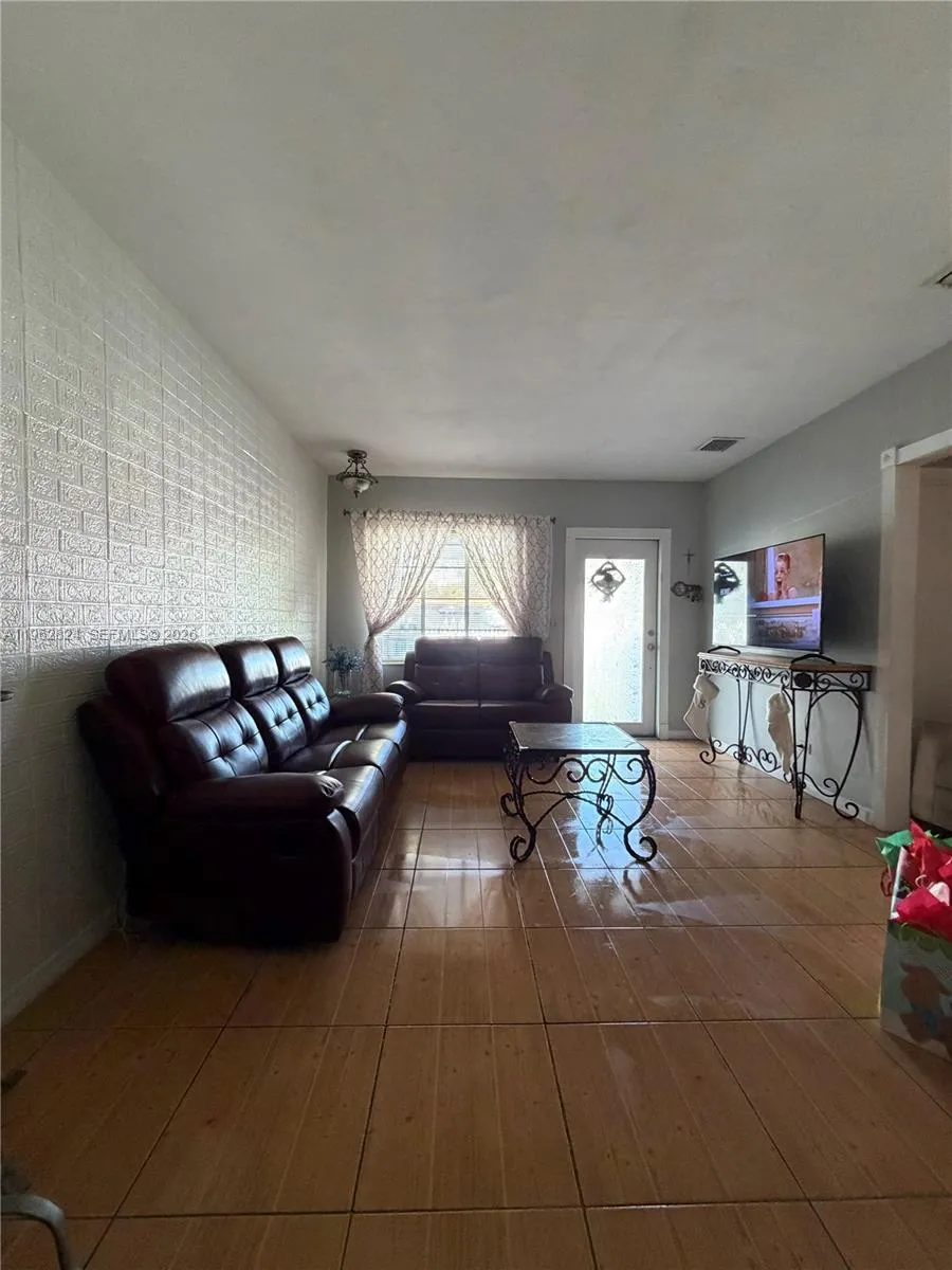 2460 NW 33rd St, Miami FL 33142