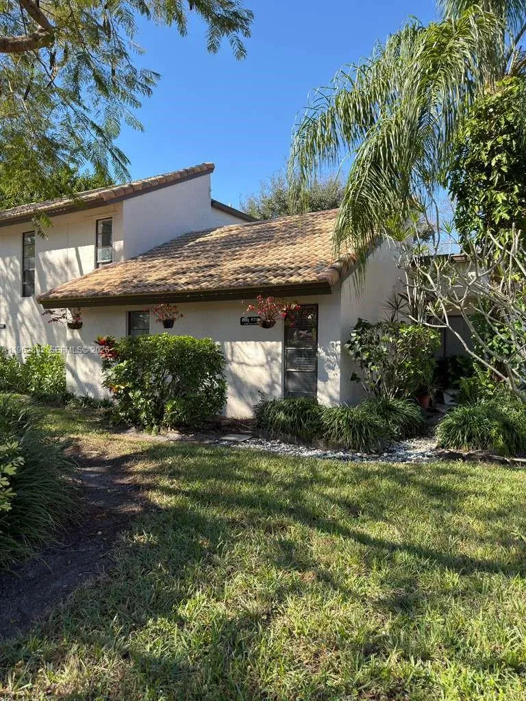 3 bedroom 2 bath for sale at 9719 N New River Canal Rd # 308, Plantation FL 33324