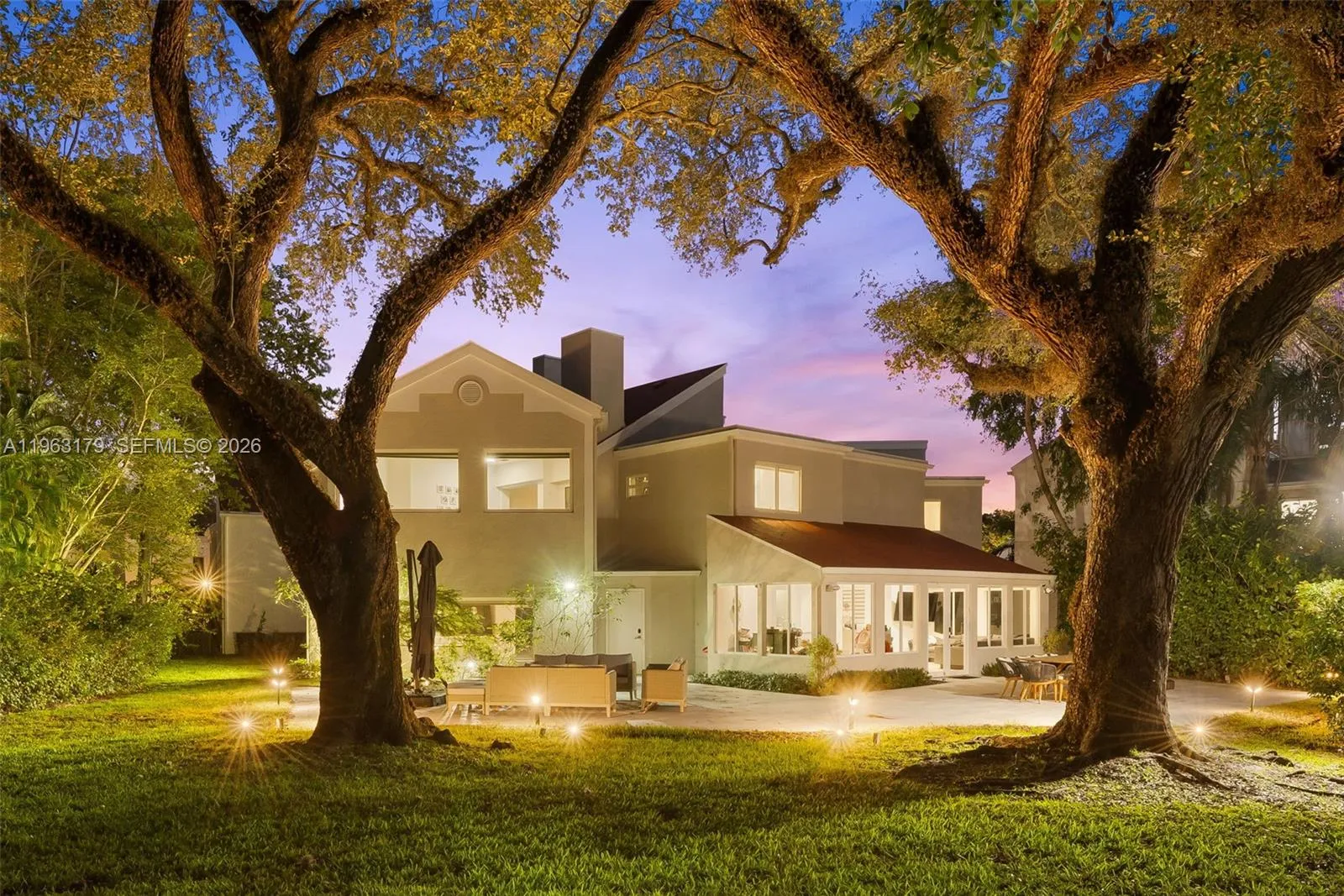 5 bedroom 4 bath for sale at 1961 S Oak Haven Cir, Miami FL 33179