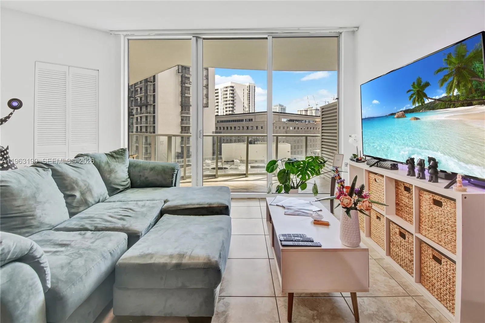 1 bedroom 1 bath for sale at 300 S Biscayne Blvd # 1405, Miami FL 33131