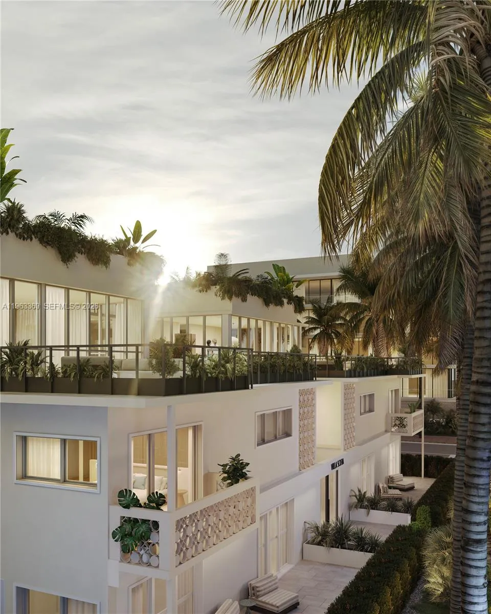 250 Collins # 212, Miami Beach FL 33139